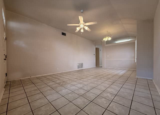 rental at 11214  Woodwaters Way in San Antonio, TX — photo 4