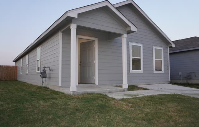 rental at 12903  Lake Fryer in St Hedwig, TX — photo 1