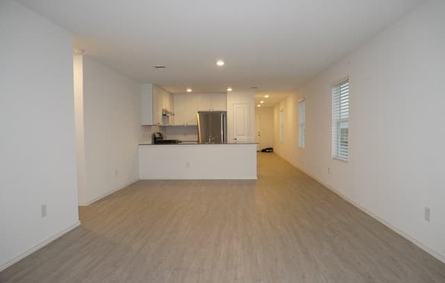 rental at 12903  Lake Fryer in St Hedwig, TX — photo 4