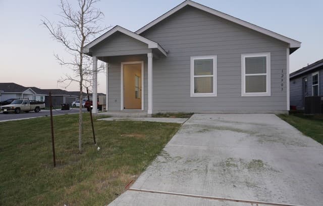 rental at 12903  Lake Fryer in St Hedwig, TX — photo 5