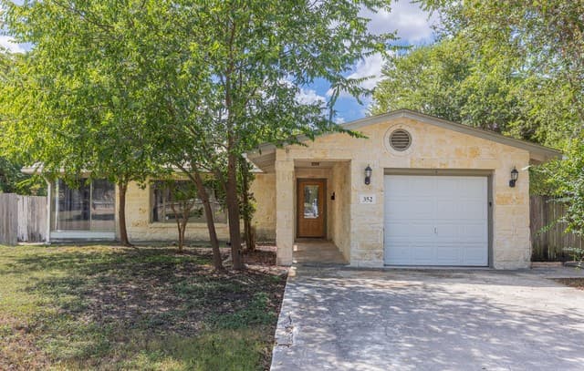 rental at 352  Tuttle Rd in Terrell Hills, TX — photo 1