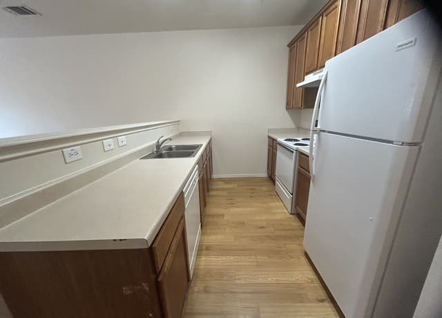rental at 10610  Mathom Lndg Unit 4 in Universal City, TX — photo 4