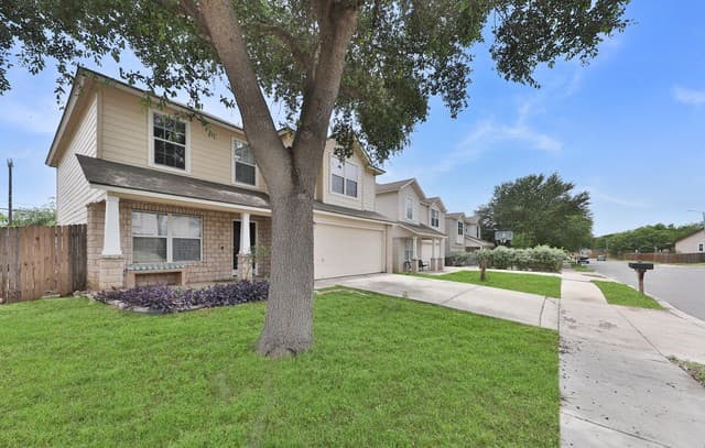 rental at 210  Hallie Pass in San Antonio, TX — photo 2
