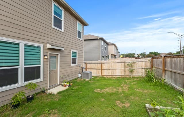rental at 10643 W Military Drive Unit UNIT 14 in San Antonio, TX — photo 4