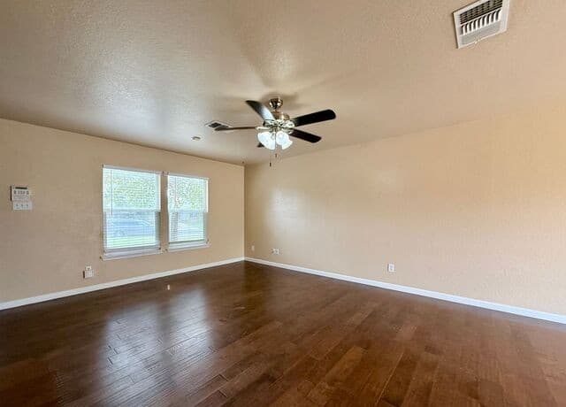 rental at 6418  Highland Grass in Converse, TX — photo 5