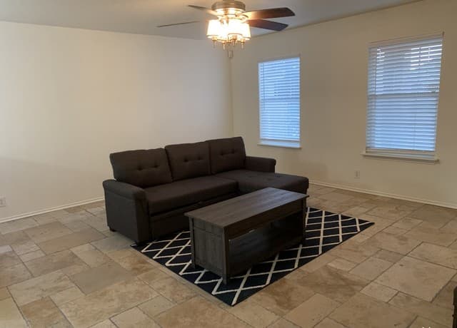 rental at 10615  Shaenview in San Antonio, TX — photo 3