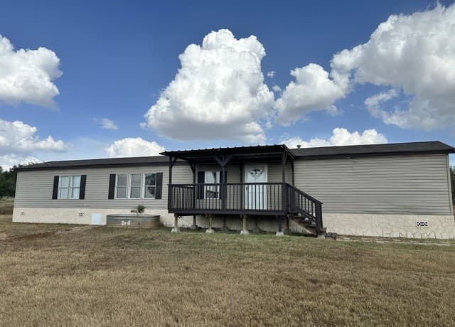 rental at 10161  Loop 106 in Adkins, TX — photo 1