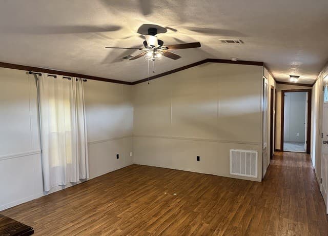 rental at 10161  Loop 106 in Adkins, TX — photo 3