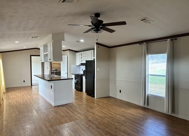 rental at 10161  Loop 106 in Adkins, TX — photo 4