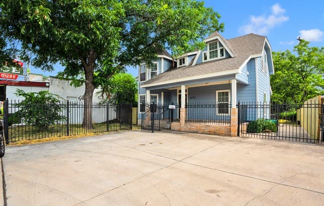 rental at 1615 W Commerce St in San Antonio, TX — photo 2