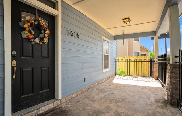 rental at 1615 W Commerce St in San Antonio, TX — photo 3