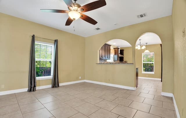 rental at 1615 W Commerce St in San Antonio, TX — photo 4