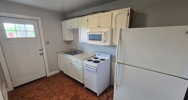 rental at 2614  Monterey St Unit 3 in San Antonio, TX — photo 4