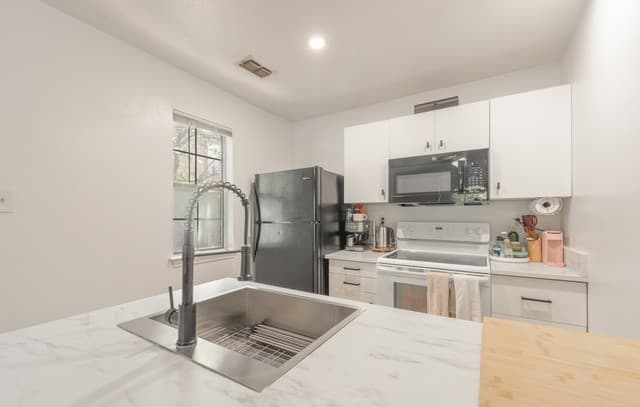 rental at 4803  Hamilton Wolfe Unit 310 in San Antonio, TX — photo 4