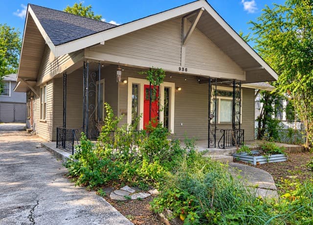 rental at 936 W Summit Ave in San Antonio, TX — photo 1
