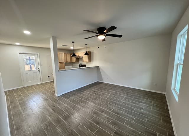 rental at 431  Creekside Dr in Canyon Lake, TX — photo 2