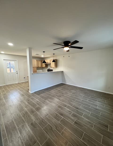 rental at 431  Creekside Dr in Canyon Lake, TX — photo 3