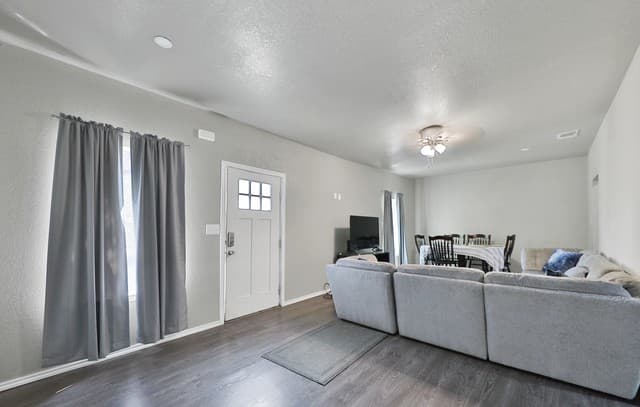 rental at 1043 E Highland Blvd in San Antonio, TX — photo 2