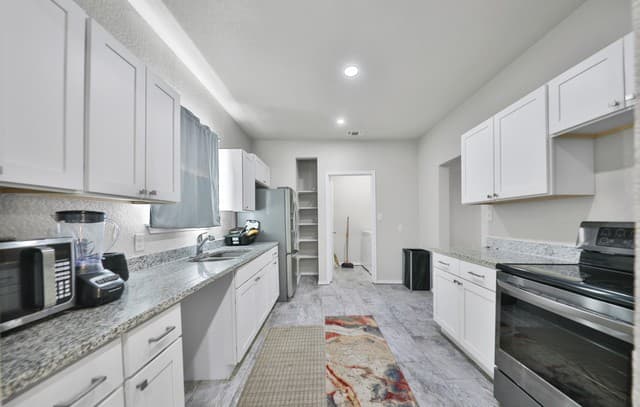 rental at 1043 E Highland Blvd in San Antonio, TX — photo 4
