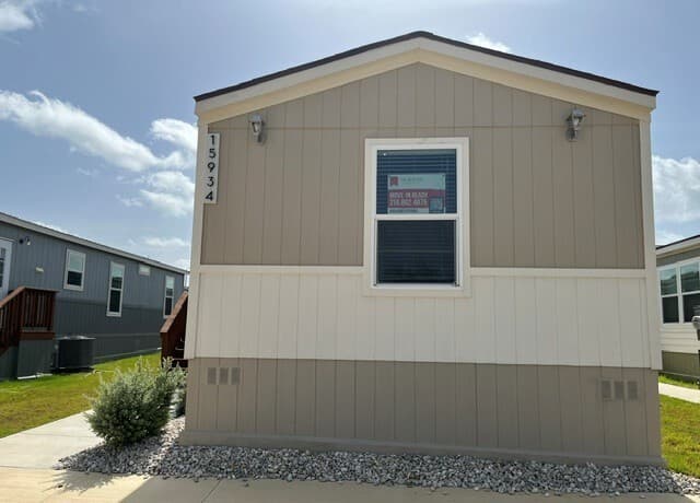 rental at 15934  Flores Crst in San Antonio, TX — photo 2