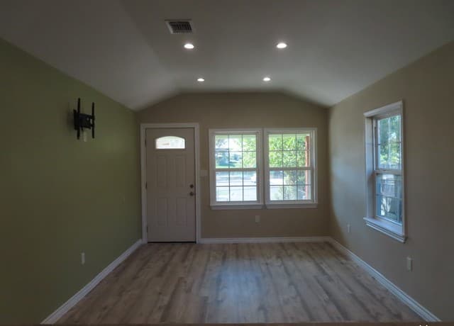 rental at 110  Alexander Rd in San Antonio, TX — photo 2
