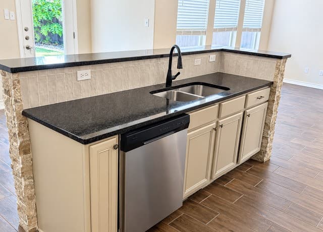 rental at 1355  Pinnacle Falls in San Antonio, TX — photo 5