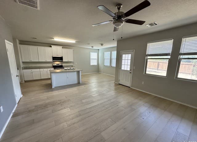 rental at 6735  Freedom Hls in San Antonio, TX — photo 5