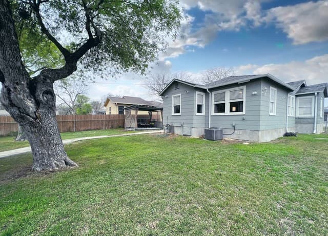 rental at 302 W Mariposa in San Antonio, TX — photo 3
