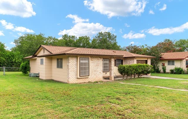 rental at 212  Avenue F in Converse, TX — photo 3