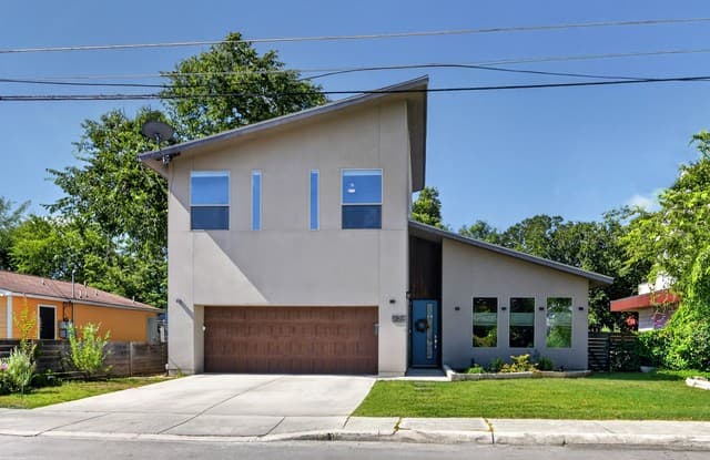 rental at 426 E Fest St in San Antonio, TX — photo 1