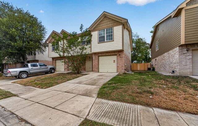 rental at 13614  Woodstone Way in San Antonio, TX — photo 1