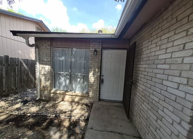 rental at 13136  Los Espanada St in San Antonio, TX — photo 2