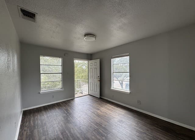 rental at 9013  Garnett Ave in San Antonio, TX — photo 3