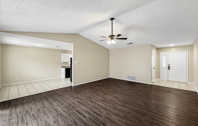 rental at 9806  Broad Forest St in San Antonio, TX — photo 3