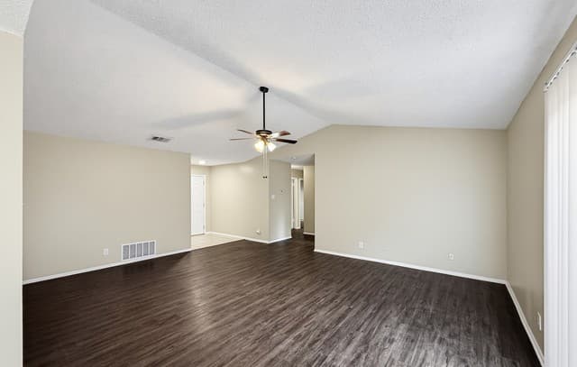 rental at 9806  Broad Forest St in San Antonio, TX — photo 4