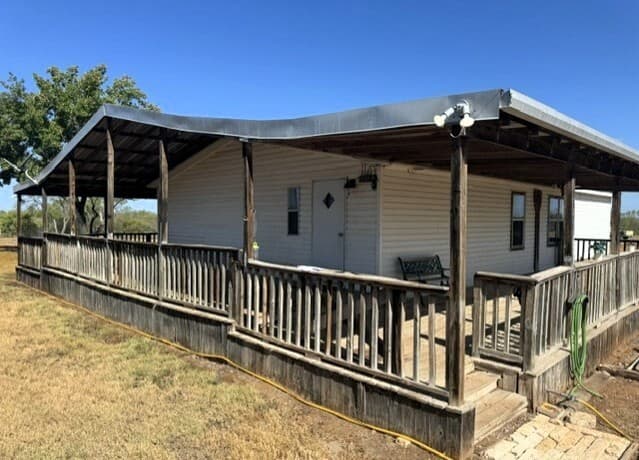 rental at 160  County Road 733 in Moore, TX — photo 1