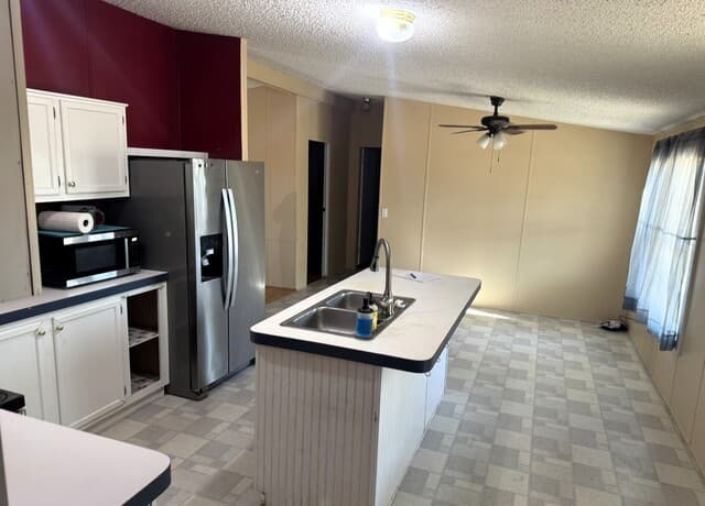 rental at 160  County Road 733 in Moore, TX — photo 4