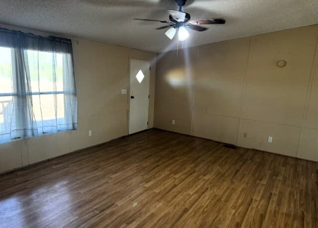 rental at 160  County Road 733 in Moore, TX — photo 5