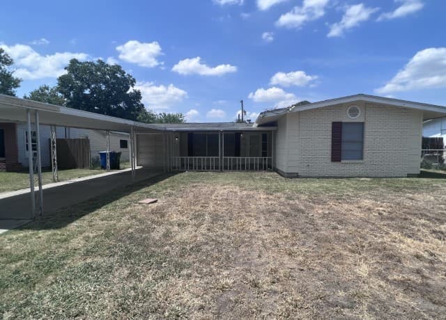 rental at 703 E Formosa Blvd in San Antonio, TX — photo 1