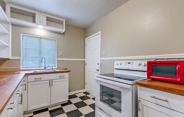 rental at 229  Natalen Ave Unit 1 in San Antonio, TX — photo 2