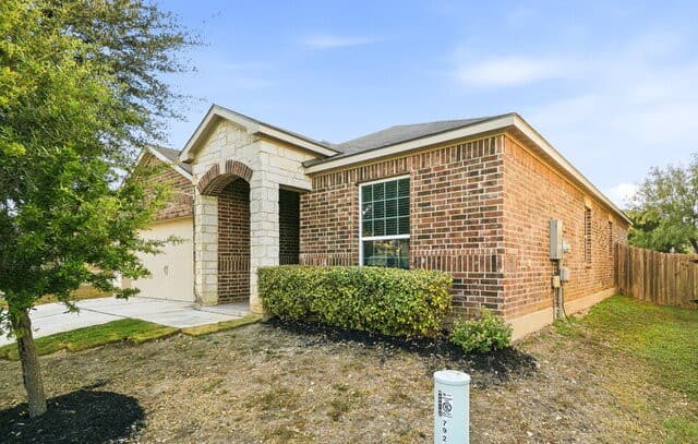 rental at 7928  Bluewater Cv in San Antonio, TX — photo 2