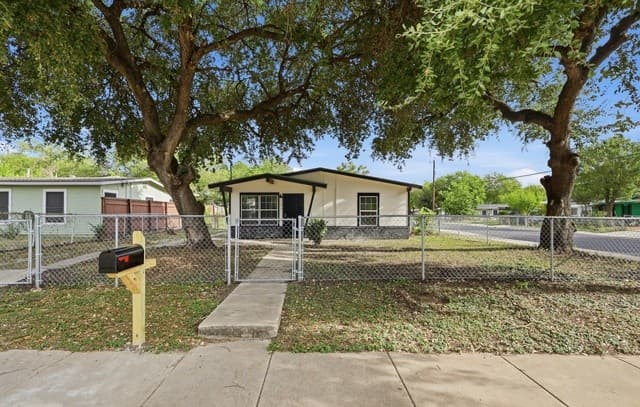 rental at 103  Westridge Dr in San Antonio, TX — photo 1
