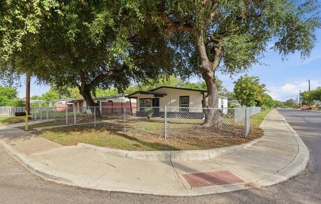 rental at 103  Westridge Dr in San Antonio, TX — photo 2