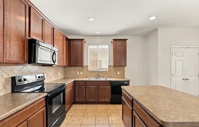 rental at 8955  Oakwood Park in San Antonio, TX — photo 2