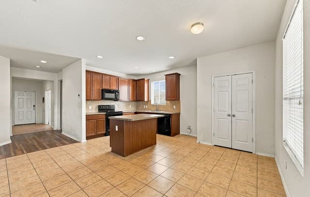 rental at 8955  Oakwood Park in San Antonio, TX — photo 3