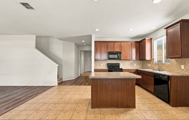 rental at 8955  Oakwood Park in San Antonio, TX — photo 4