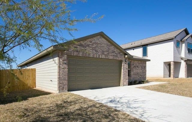 rental at 9627  Autumn Pl in Converse, TX — photo 2