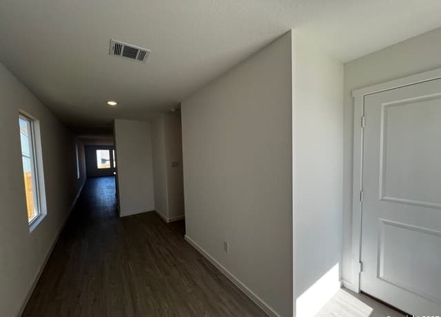 rental at 6933  Calcite Trail in Elmendorf, TX — photo 5