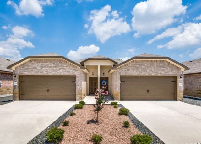 rental at 9931  Westover Bluff in San Antonio, TX — photo 1