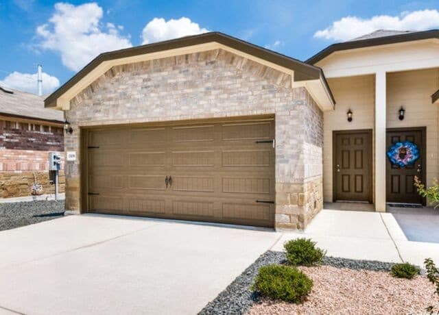 rental at 9931  Westover Bluff in San Antonio, TX — photo 2